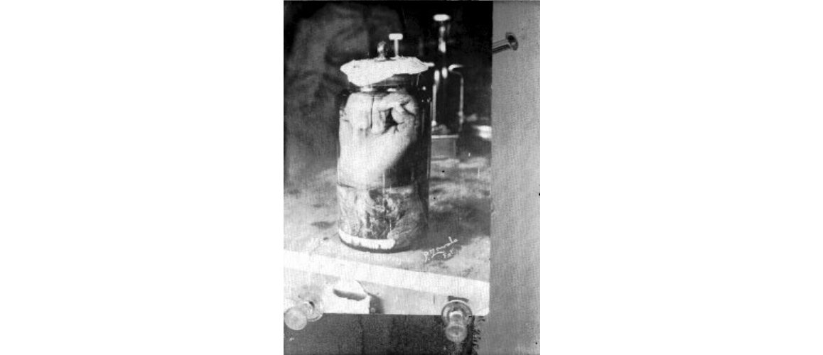 MENDOZAPEREZAR4's tweet photo. @MexicoII2 De acuerdo con el INAH, la tragedia sucedió en una batalla contra los villistas, los cuales habían tomado ventaja sobre el ejército de Obregón. Se dice que su mano estuvo expuesta en un monumento, hasta que los familiares decidieron darle en entierro digno.(Mediateca, INAH) https://t.co/GjlpfC3GBv