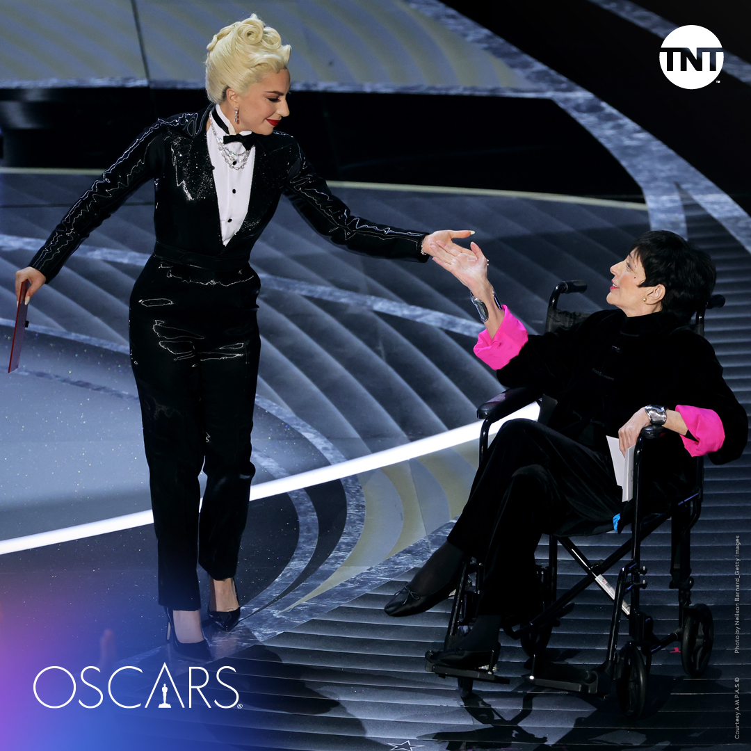 TNTLA's tweet photo. ¡#LadyGaga y #LizaMinelli! Sin duda uno de los encuentros más icónicos de la noche #Oscars https://t.co/VIPdmNceTI