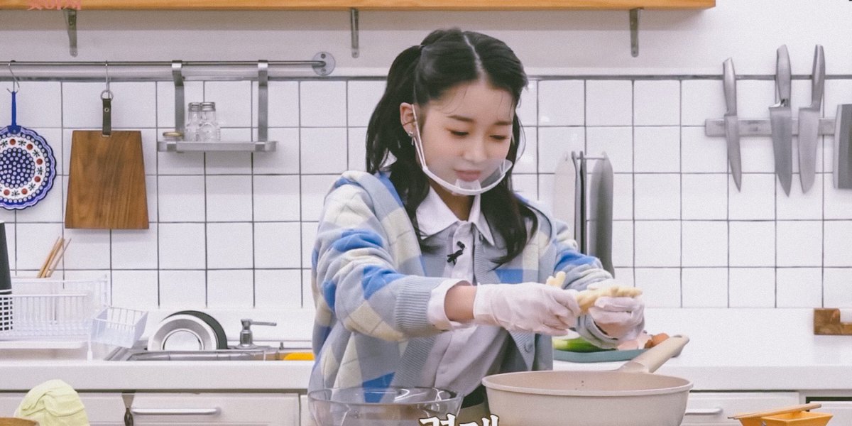 karufilms's tweet photo. 📸 cooking hikaru is so attractive https://t.co/DUIOBfe33G