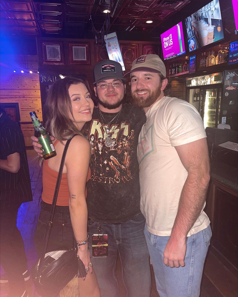 gyorkmusic's tweet photo. college station…good for the heart but bad for the liver. 🤍 https://t.co/nkRd5B3JpH