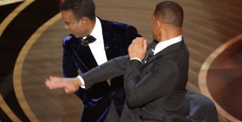 Mii_shells's tweet photo. This is not what they mean by clap back #whatjusthappened #Oscar #Oscars2022 @RealWillSmithFP https://t.co/vXtRbWPmiN