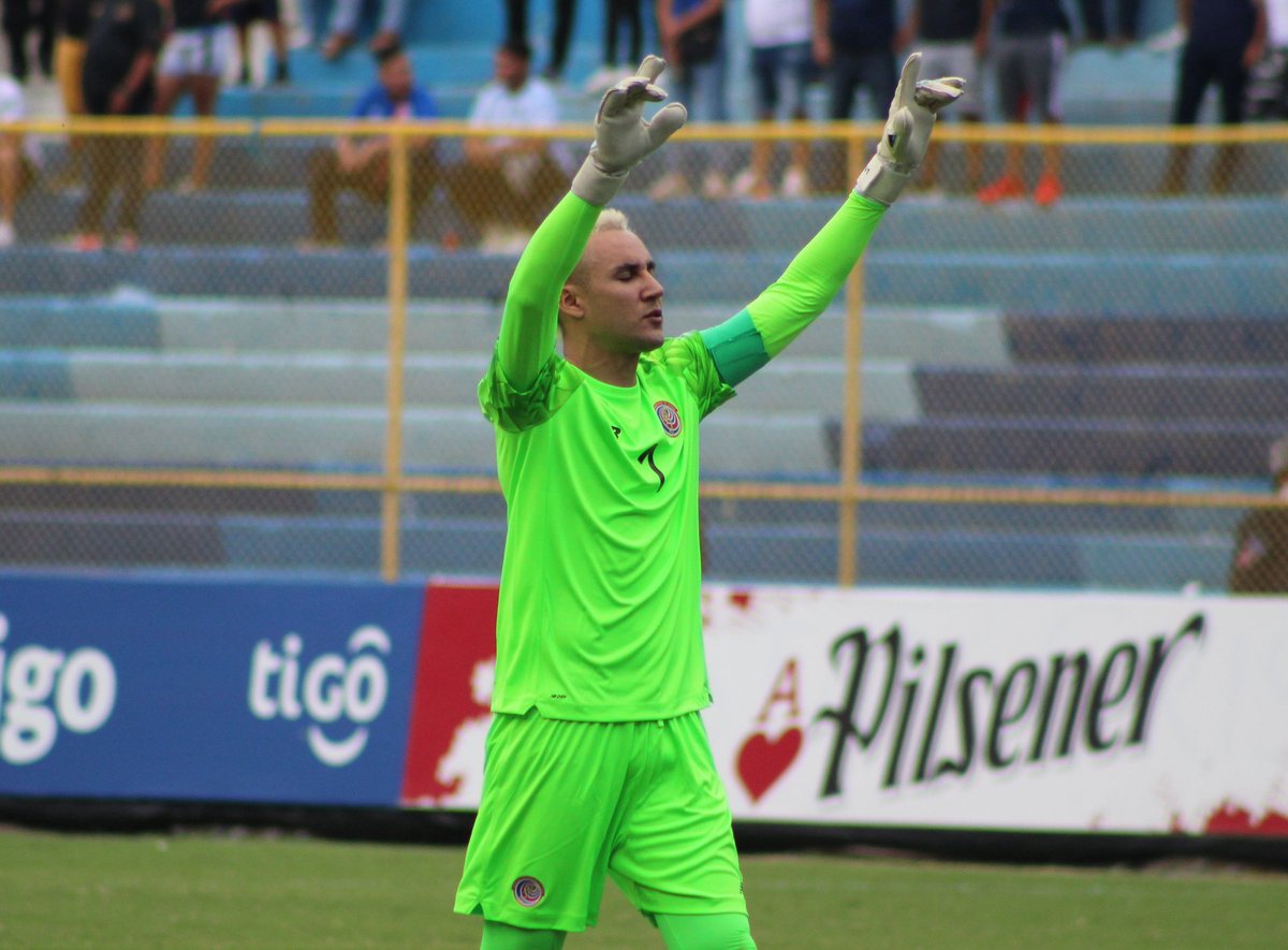 kathe12r's tweet photo. No todos los días te encuentras a un Campeón de Champios en el Coloso. 🥺⚽️🙌
#cobertura #OctagonalCONCACAF #futbol #ElSalvador #CostaRica https://t.co/CDF3fNWeR0