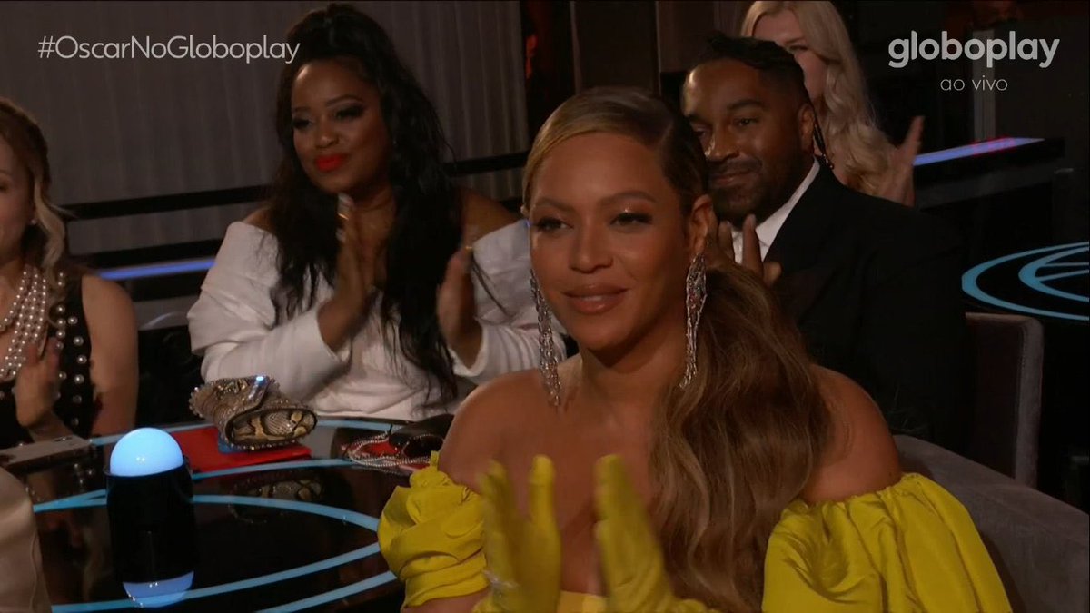 otaldodogras's tweet photo. Gente, e a Beyonce que saiu de casa, deixou as crianças, chegou atrasada, meteu um chroma key e desejou boa sorte, pra chegar no Oscar e ver a treta e o climão todo rolando solto, pra ainda não ganhar o prêmio…#Oscar #Oscars2022 https://t.co/AW7uAxw89q
