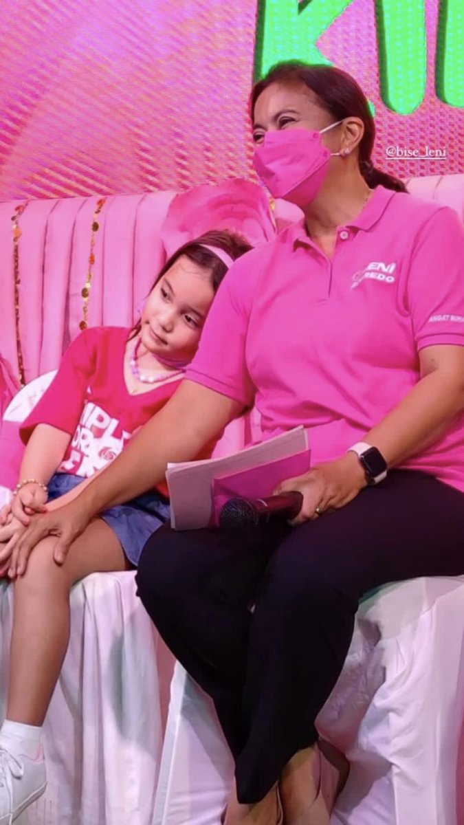 FayeReeTale's tweet photo. This is my friend’s baby sister. This little girl probably felt safe beside VP Leni kaya ganyan siya ka clingy haha! 🌸💖 she is, after all, in good hands. PROUD KAKAMPINK!!! Salamat VP Leni 🌸💖 #CalbayogForLeni #CalbayogIsPink #SamarIsPink #SamaSamarTayongAangat #LetLeniLead https://t.co/5pGCByIjoY