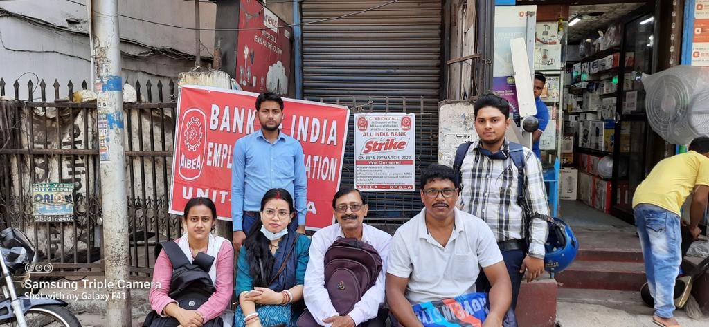 MANOJSAMANTA2's tweet photo. SAVE BANK SAVE INDIA....SALKIA BRANCH. https://t.co/hYH4ULfA2R