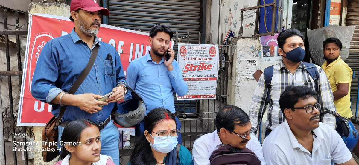 MANOJSAMANTA2's tweet photo. SAVE BANK SAVE INDIA....SALKIA BRANCH. https://t.co/hYH4ULfA2R
