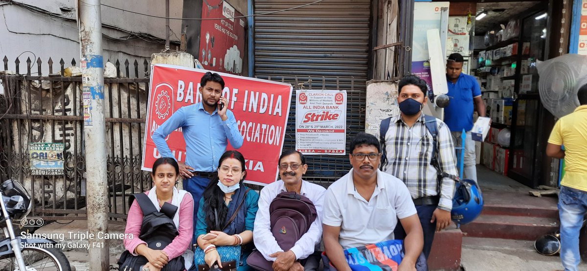 MANOJSAMANTA2's tweet photo. SAVE BANK SAVE INDIA....SALKIA BRANCH. https://t.co/hYH4ULfA2R