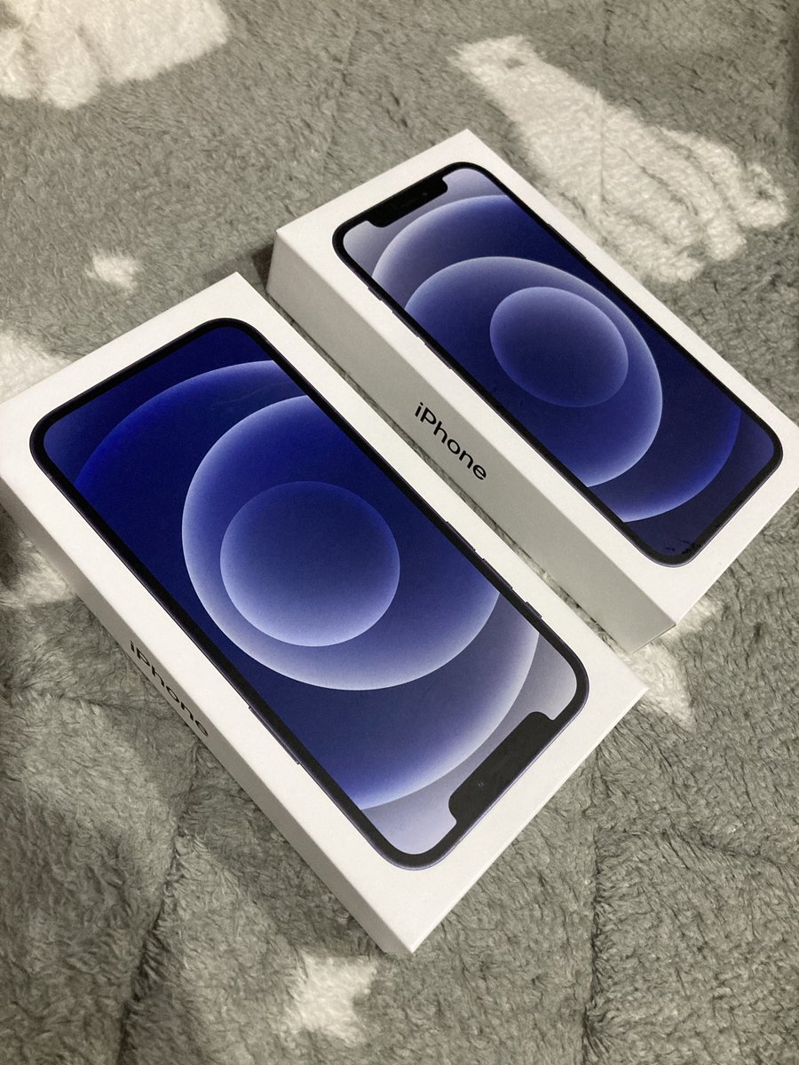 arukayies's tweet photo. 噂のノジマiPhone案件でiPhone12に機種変更してきた

楽天モバイル→ドコモへMNPで機種代金 9,900円！
ついでに妻も同じく乗り換え😆

月々楽天1,000円だったのが、ahamoでも3倍の3,000円になってしまうけど、それを込みでもiPhone12が安く手に入って助かった😂

※180日後にはまた楽天��ろう https://t.co/OJjqPQ1PCp