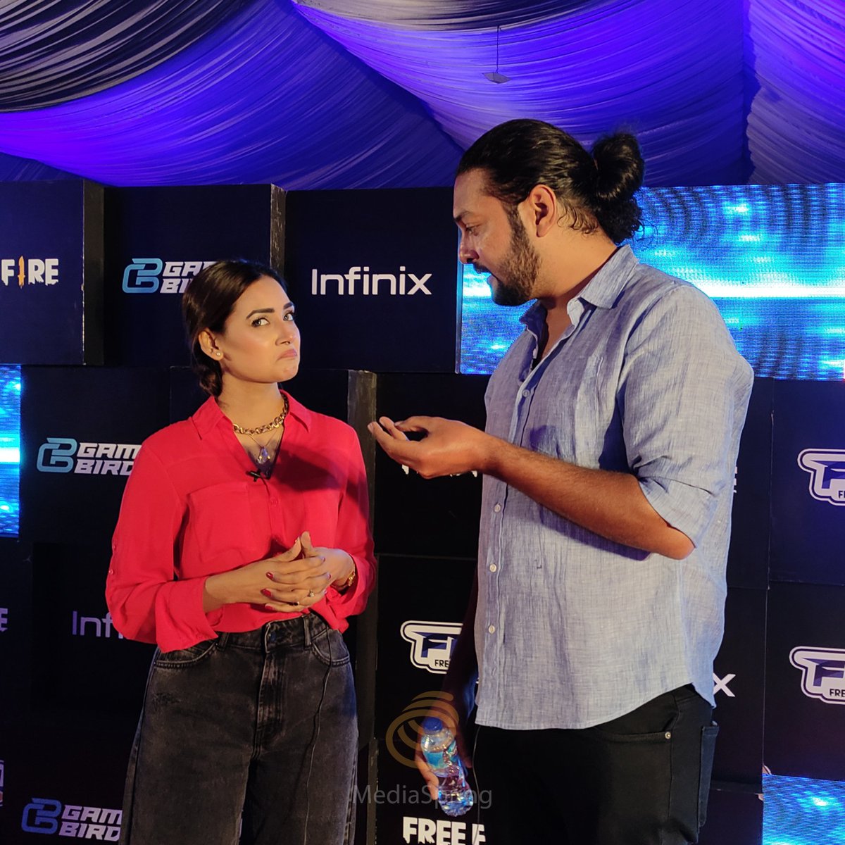MediaSpringPk's tweet photo. 📸 @BXaryab interviews @AkbarChaudry at #FFPL III finale in Lahore
#FreeFire #GameBirdFFPLIII https://t.co/i50O3VwPJ4