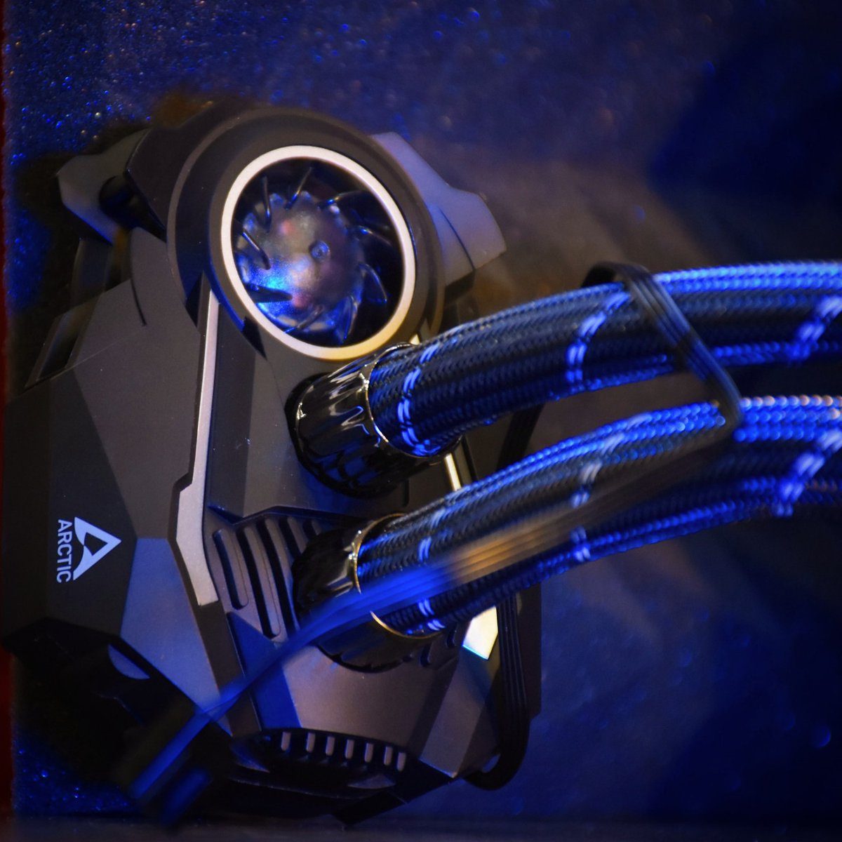 PCSpecies's tweet photo. So mechanical, so industrial, so elegant, and so purposeful.  @ARCTIChannel 

#arctic #liquidfreezerII #aio #liquidcooling #liquidcooler #gamingrig #gamingpcbuild #pcbuild #pcmr #pcbuilds #gamingpcbuild #computerhardware #pchardware #pcbuilding #pcbuilder  #custompcbuild #builds https://t.co/WUSTQzUkMZ