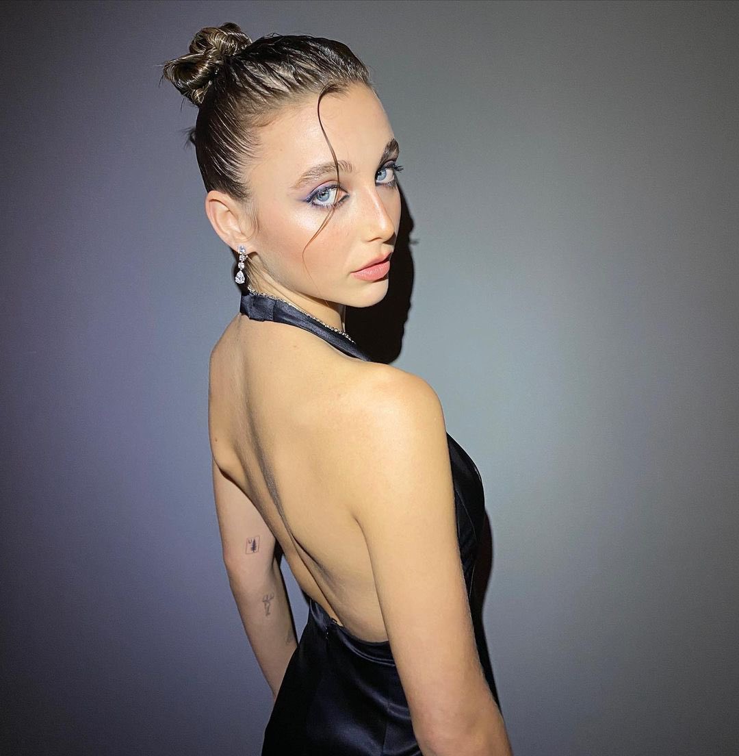 Emma Chamberlain Updates on Twitter  Emma chamberlain, Women, Chamberlain