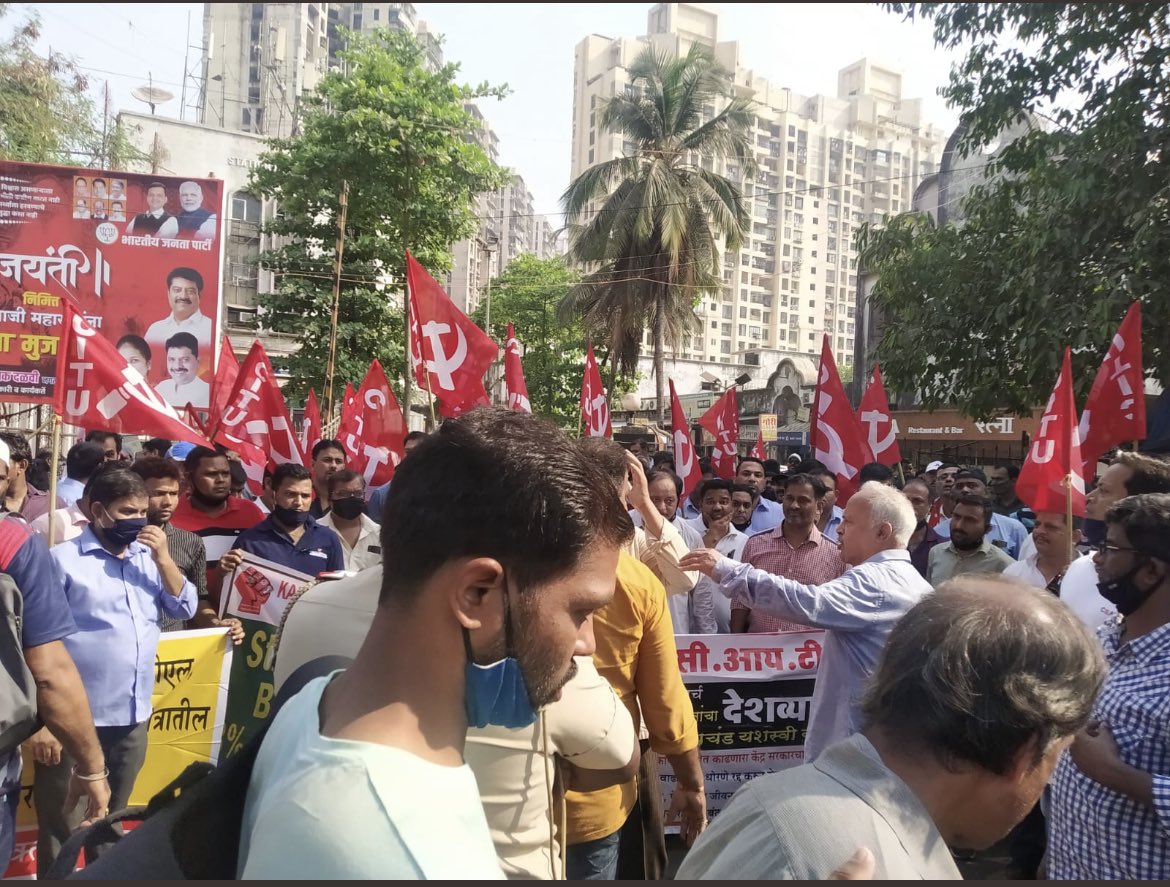 ShaheebaVk's tweet photo. The labyrinth of our suffering still continues as the Modi govt privatizing our public sectors nd making us the slaves of the bloody capitalists! after british colonial exploitation now Modi govt. is pushing us to get rotten in the capitalist exploitation #Strike2SaveIndia https://t.co/pGNSIxmLG8