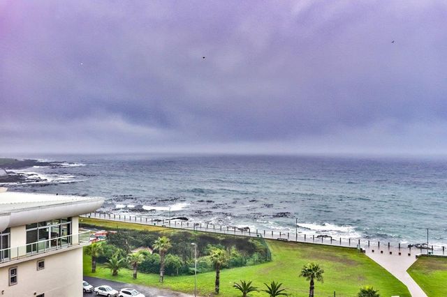 SPACIOUS APARTMENT WITH MAGNIFICENT SEA VIEWS IN BEACHFRONT RETIREMENT COMPLEX  Asking price R2,950,000
Contact Karen Kaempf 082 331 4261 to arrange viewing.
ow.ly/vroo50Iqeko
#KnightFrank #SouthAfrica #MouillePoint #RetirementComplex