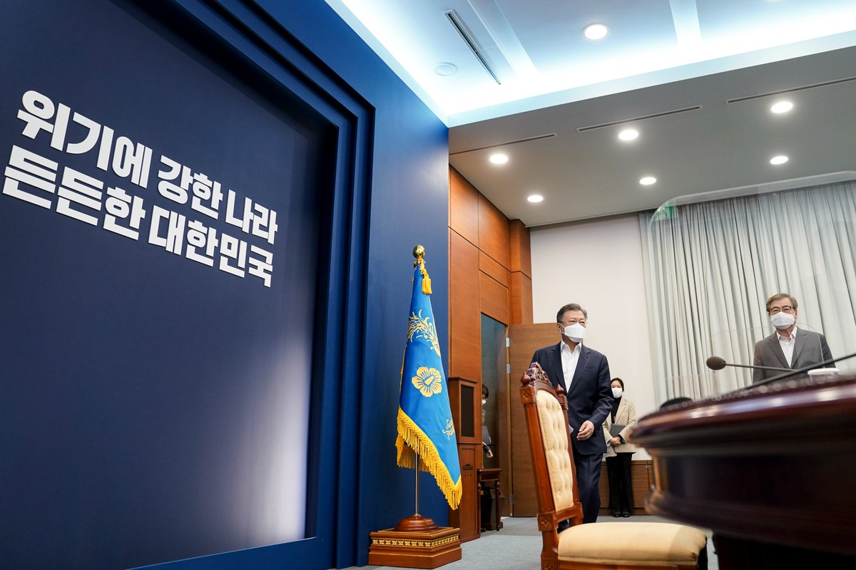 국민들께서도 힘들더라도 조금만 더
협조해 주시길 당부드립니다.

5세부터 11세까지의 아동
예방접종도 곧 시작될 예정입니다.
정부가 3차 접종과 아동 접종을
권장하는 이유는 접종 부작용의
위험보다 감염될 경우의 위험이
훨씬 크기 때문입니다.