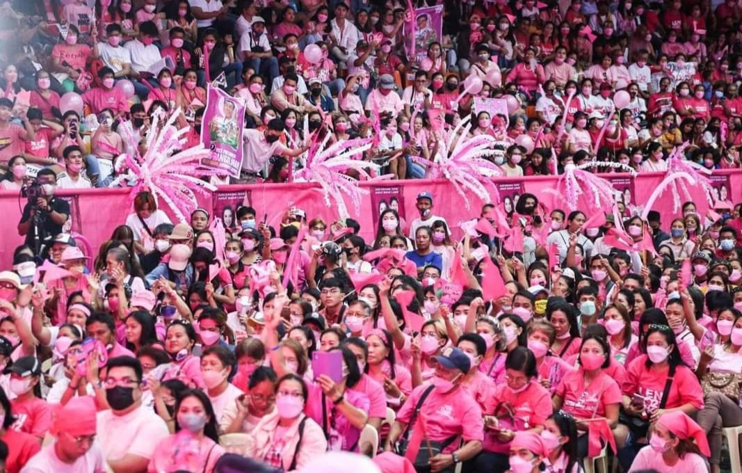 markusforleni's tweet photo. #CalbayogIsPink Calbayognons patiently waited for VPLeni in Samar w reg voters of 1.2M (Samar, Eastern, North). In 2016, she won in all of Samar & in Calbayog City but not by much. Reception this time is even warmer. Samarnons know what's at stake. #SamarIsPink #LeniRobredo https://t.co/TMQKbp8OfD
