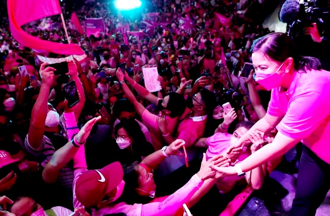 markusforleni's tweet photo. #CalbayogIsPink Calbayognons patiently waited for VPLeni in Samar w reg voters of 1.2M (Samar, Eastern, North). In 2016, she won in all of Samar & in Calbayog City but not by much. Reception this time is even warmer. Samarnons know what's at stake. #SamarIsPink #LeniRobredo https://t.co/TMQKbp8OfD