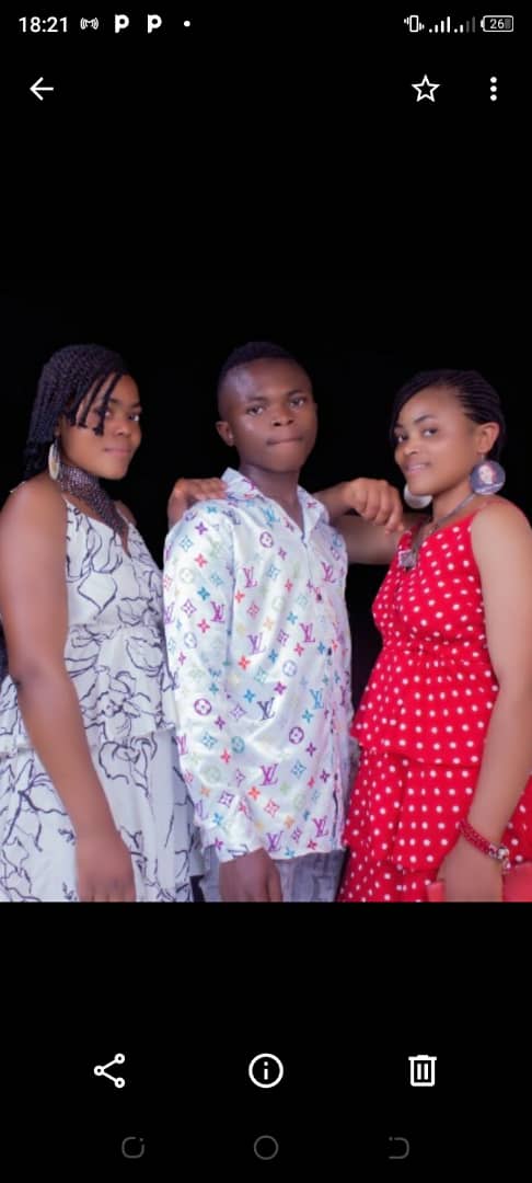 FestoriaKalamba's tweet photo. Ma famille avril 2022 https://t.co/qSsmaphdpp