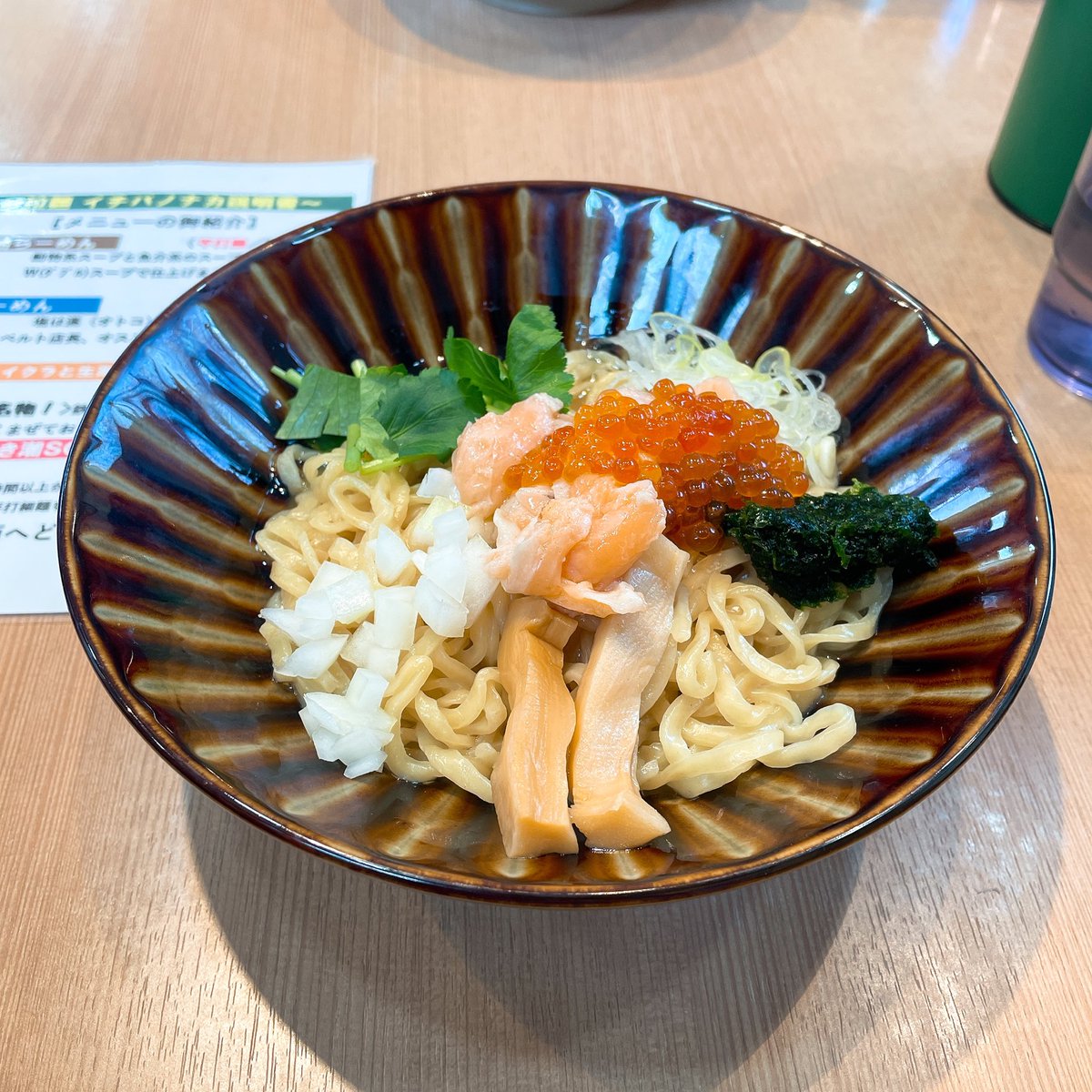 memezunpiman's tweet photo. 今日のお昼はそれスノで行ってたイチバノナカに行ってきた〜！
”サーモンとイクラと生海苔と山葵の和えそば”美味しすぎました😮‍💨
元々わさびが大好きな人間なのでこのラーメンはリピ確定✌️
(深澤さんが座った席を添えて)
#SnowMan #それスノ #イチバノナカ https://t.co/V3xrKBuaSZ