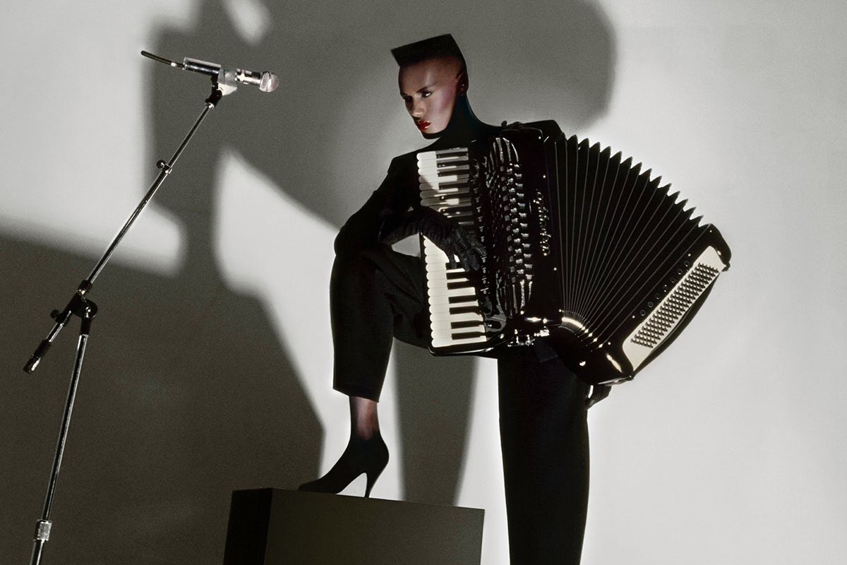 DeCromarty's tweet photo. @jackecha1 @gracejones Las imágenes de #Goude tienen gran fuerza visual, por eso ha trabajado para grandes marcas de moda también, por su capacidad de crear una belleza geométrica, atemporal y llena de arte. https://t.co/GgXodBVpMh