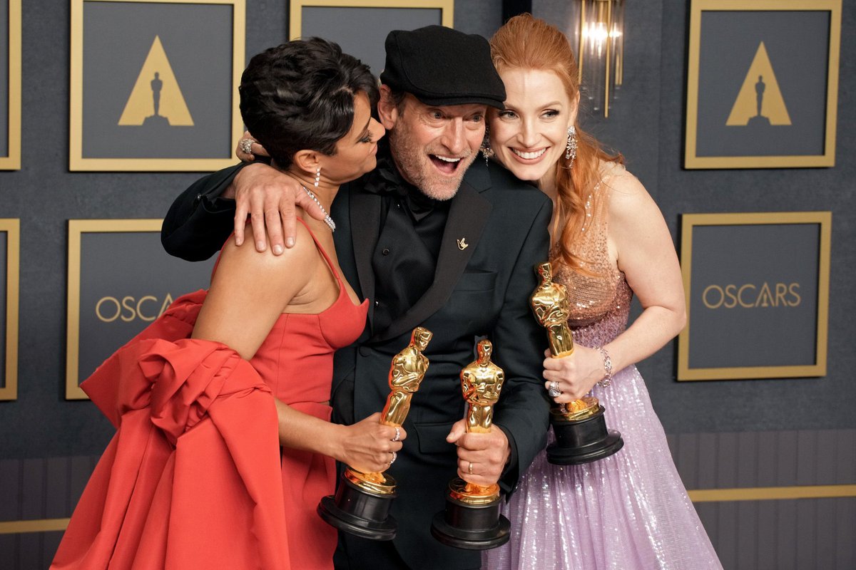 nikowl's tweet photo. Really missing the tradition of the four acting winners being complete for their #Oscars photoshoot. Hasn’t happened for the third year now. https://t.co/gCtmQELvMB