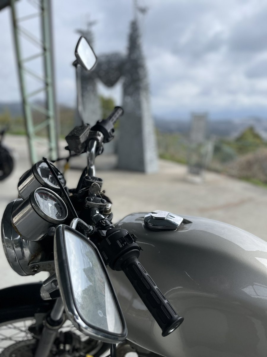 96black_ma's tweet photo. 4、5年前に車の集まりでお邪魔した八木山展望台。

ひじきさんのグッズのブースもある事は知っていましたがなかなか行く事ができずにいたら、なんと今月末で閉店とのこと…

こういった素敵なロケーションのカフェがなくなってしまうのはやはり寂しいですね😞

#queencookcafe
#ひじきのくま
#gb250 https://t.co/OJN0ZeGESg