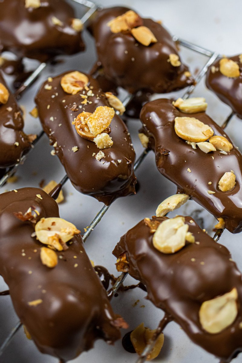 SmartbiteSnacks's tweet image. Anyone else has a massive fondness for #Snickers bars? 🥜🍫 ⁣They are addicting in the best way possible, made from #healthy pantry-friendly ingredients and oh so easy to make. ⁣

𝗩𝗲𝗴𝗮𝗻 𝗦𝗻𝗶𝗰𝗸𝗲𝗿𝘀 𝗥𝗲𝗰𝗶𝗽𝗲: bit.ly/vegan-Snickers…