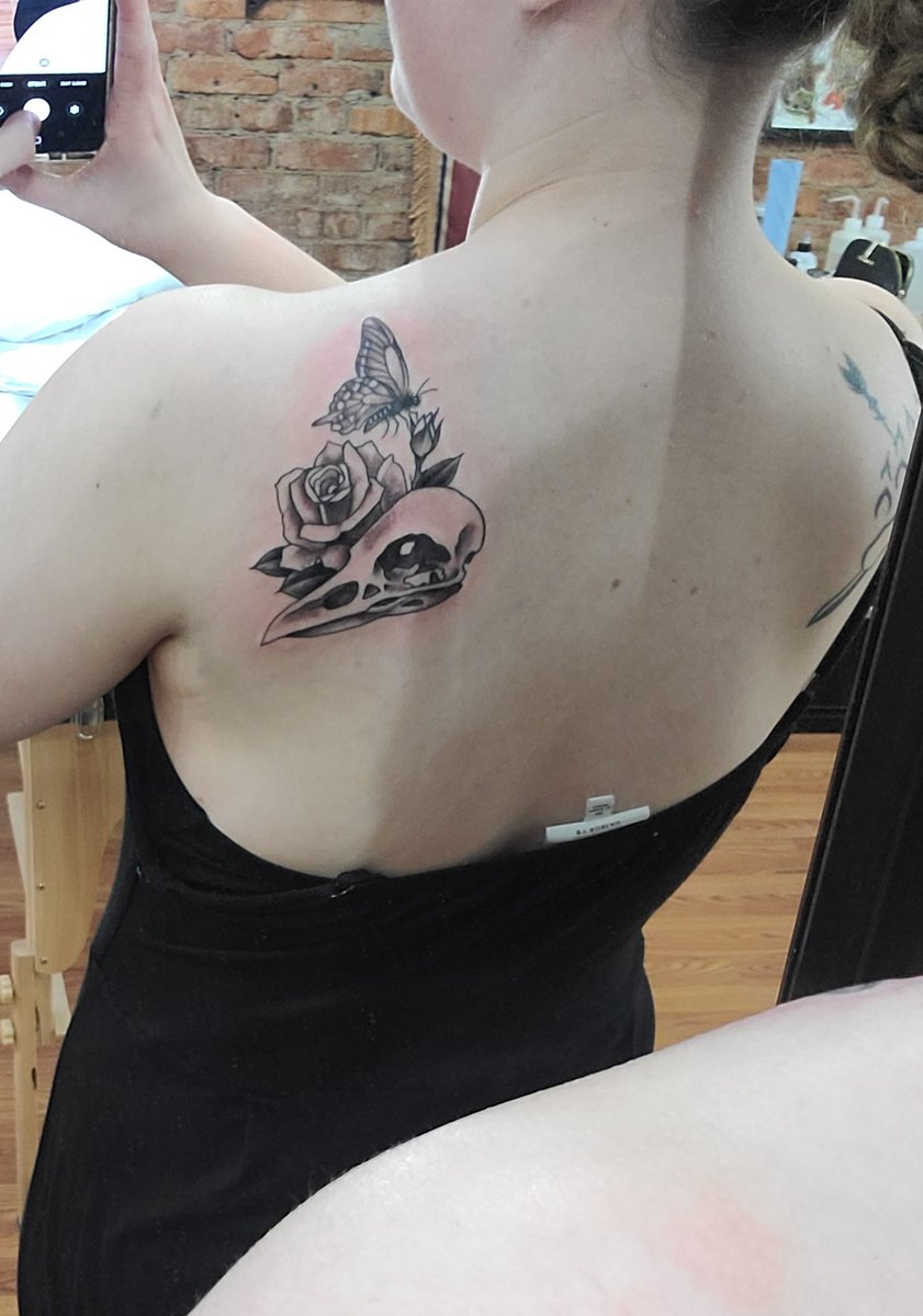 NeonHime's tweet photo. Got the 2nd part of my Vox Machina tatto done today! A bird skull for @executivegoth's Percy and a flower with a butterfly for @Marisha_Ray's Keyleth. Now I just need Scanlan, Pike, and Grog! Big thanks to Esther Roach from X. Tattoo~ #tatoo #criticalrole #VoxMachina https://t.co/tkwviEx0l9
