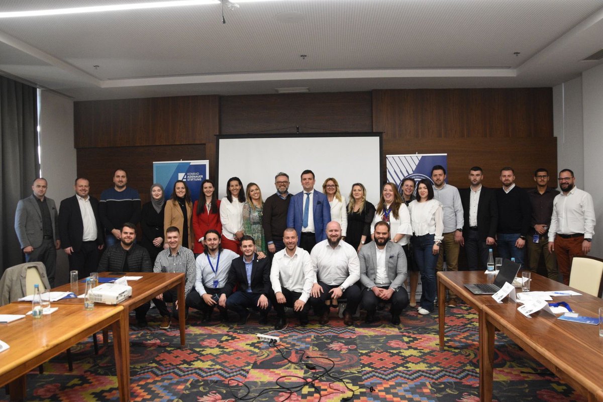 akademijasda's tweet photo. Drugi dan drugog modula na jednogodišnjem programu @akademijasda pod nazivom “Javni nastup i javni govor” počeli smo sa interaktivnim predavanjem g.@ismetbecar na temu “Moć medija i pretpostavke medijske pismenosti” @KASonline #znanjejesnaga #pasda https://t.co/L37Bjh4Hsl