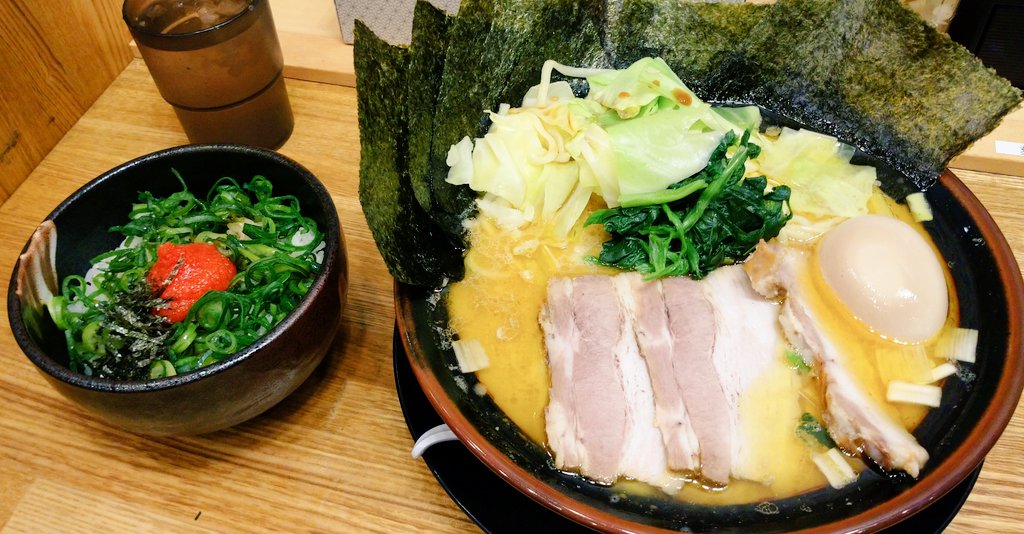 最近、家系食べる事が
多くなったような…🤔

赤い看板も良くみるけど
系列なのかなんなのか
もう解らん🤷‍♀️

名駅近くの「でら家さん」
でらから食べたかったのに😣
発券ボタン❌でした…

#らーめん
#家系
#でら家
#名駅