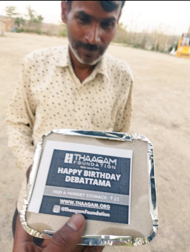 Phoenixdeba's tweet photo. Nothing is more satisfying than seeing a smile in these faces.😌❤
It even becomes special,when done on an eventful occasion.
A small initiative undertaken on the birthday of @Debattama_sah 🙏
Credits to Thaagam Foundation and Rajani Mitra.
#DebattamaSaha
#HappyBirthdayDebattama https://t.co/I9JTqFMqQG