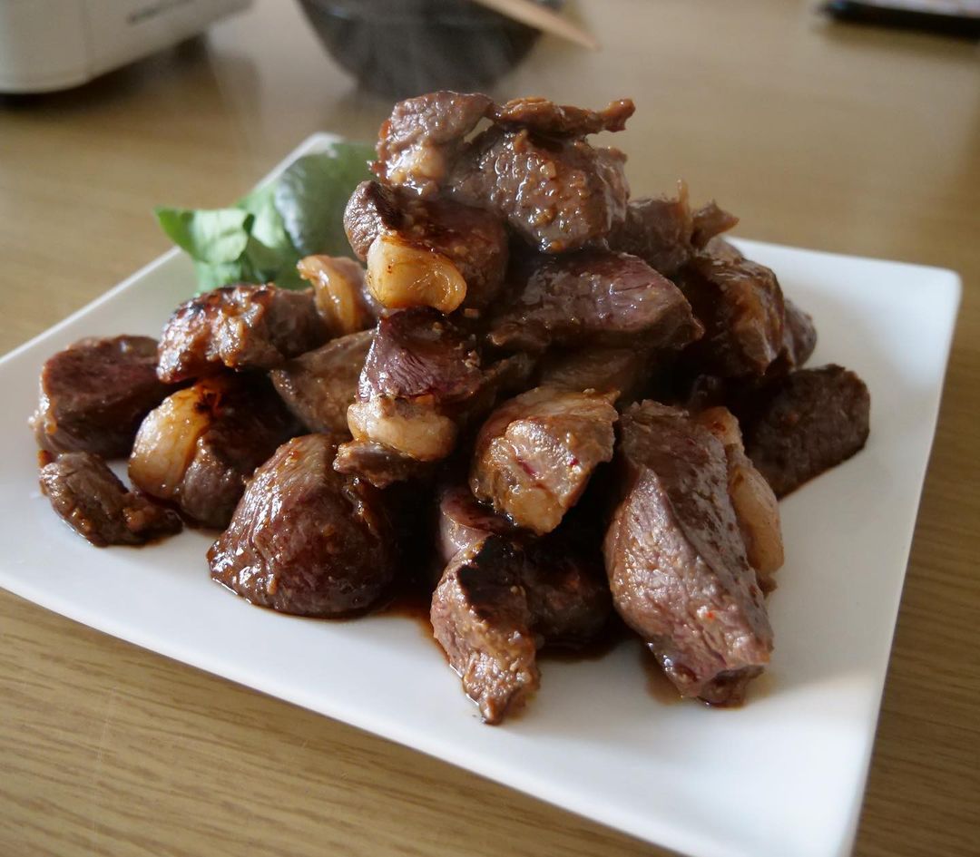 kitanojibie's tweet photo. 👨‍🍳#えぞ鹿 #肩肉  #調理報告 👩‍🍳

脂肪が少なくヘルシーな部位
使用食材はこちら
https://t.co/QZrtPeFCls

大きな肩肉ブロックを一口サイズにカットし、塩麹に漬け込んでから、胡麻油、ガーリック、焼肉のタレでさっと焼きました😋

これはごはんが進みますね🤤

#北のジビエ 
#えぞ鹿いただきます https://t.co/B1s2ZrIkuG