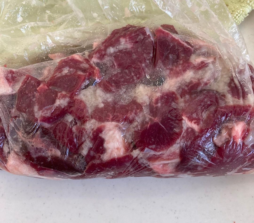 kitanojibie's tweet photo. 👨‍🍳#えぞ鹿 #肩肉  #調理報告 👩‍🍳

脂肪が少なくヘルシーな部位
使用食材はこちら
https://t.co/QZrtPeFCls

大きな肩肉ブロックを一口サイズにカットし、塩麹に漬け込んでから、胡麻油、ガーリック、焼肉のタレでさっと焼きました😋

これはごはんが進みますね🤤

#北のジビエ 
#えぞ鹿いただきます https://t.co/B1s2ZrIkuG