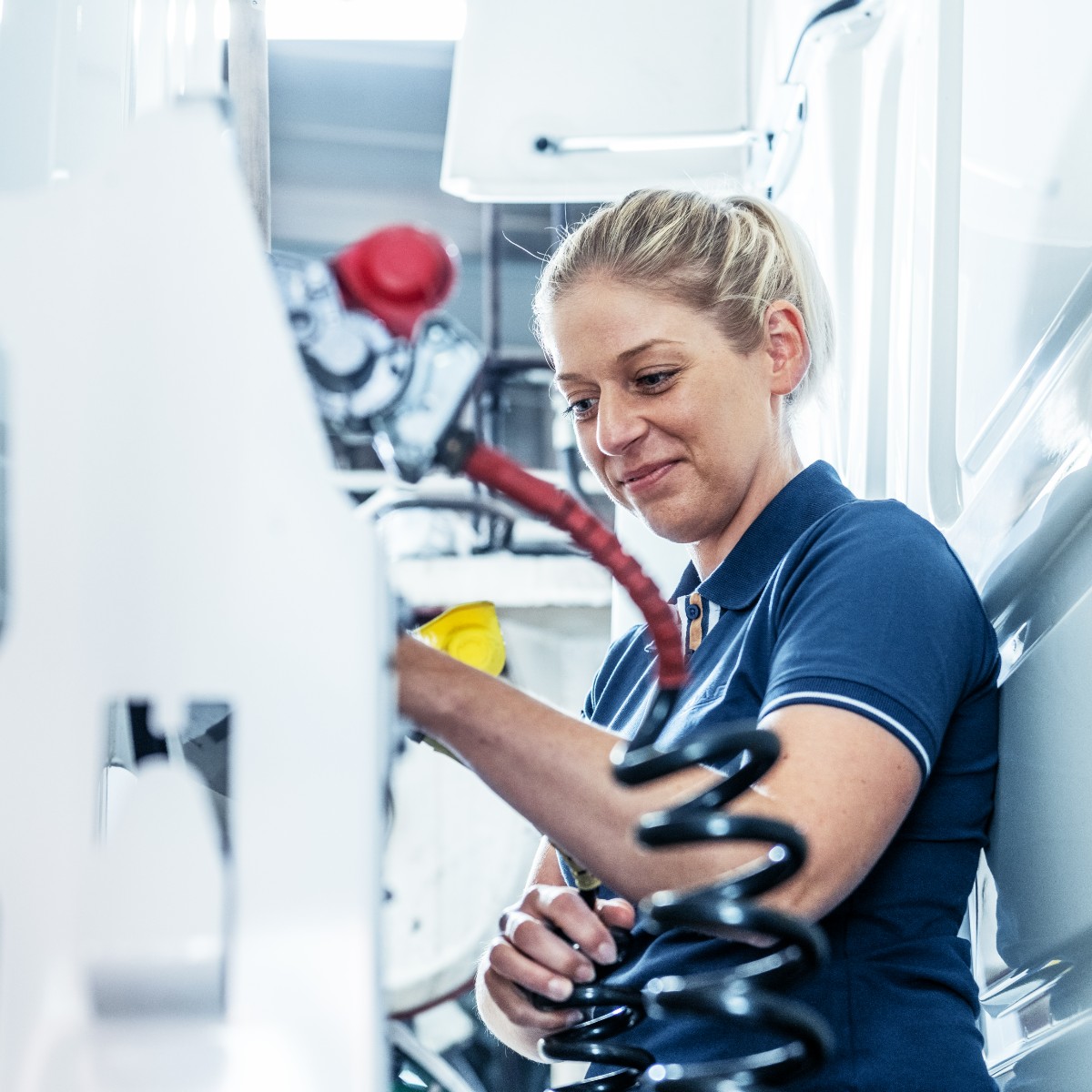 DAFTrucksFrance's tweet photo. "DAF transforme un mécanicien en un maître technicien 👨🔧👩🔧. Êtes-vous Made for DAF ✔ ?
De la technologie automobile à la grande aventure ? Les techniciens automobiles sont promis à un grand avenir. Rendez-vous sur https://t.co/J6bKouPBCJ
#madeforDAF #automotive " https://t.co/SbbZU0jEMx