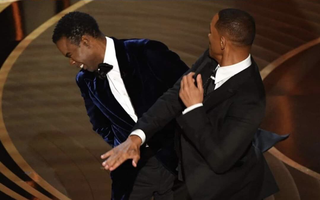 policiaboadilla's tweet photo. Todos tenemos momentos de desacuerdo: con tu vecino, con el comerciante de al lado, como #WillSmith con el presentador de los #Oscars 😜....
Sí no llegáis al entendimiento NO hace falta que os batáis en duelo, podéis solicitar nuestro servicio de mediación policial. 👮‍♂️👌 https://t.co/uFJ3HWwHVR