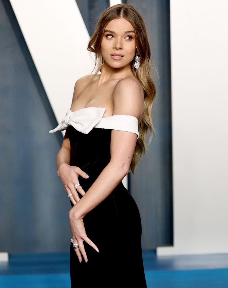 lnfosSeriesFR's tweet photo. #PHOTOS Hailee Steinfeld à la vanity fair after party des #Oscars https://t.co/jz7DpD4phq