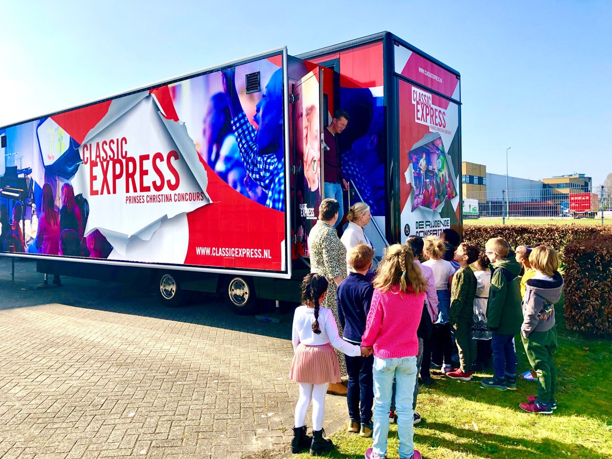 Collage haalt mobiele concertzaal naar #Almere. Vier scholen bezoeken de #ClassicExpress om kennis te maken met #klassiekemuziek. Lees meer:
bit.ly/3IJstn9
