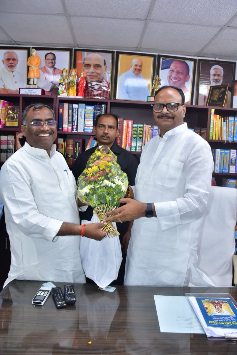 brajeshpathakup's tweet photo. आज आवास पर उत्तर प्रदेश सरकार में नवनियुक्त मा० राज्य मंत्री (स्वतंत्र प्रभार) श्री #गिरीश_चंद_यादव जी से शिष्टाचार भेंट कर हार्दिक बधाई एवं उज्ज्वल कार्यकाल की शुभकामनाएं दी।
@girishyadavbjp https://t.co/LkvtZS6O81