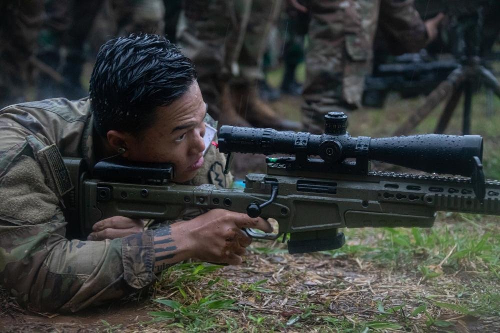 EnricoE39's tweet image. Prajurit dari Charlie Troop, 2-14 CAV Regiment, @2IBCTWarriors @25thID menembakkan senapan runduk Pindad SPR-3 dg jarak 300 m di Lapbak YPR 330/TD Kostrad Cicalengka, 10 Maret lalu #PlatoonExchange #PLATEX