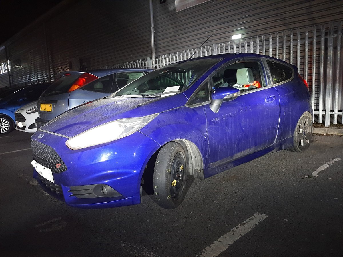 HantsPolRoads's tweet image. Great work  from @JOU_ArmedPolice &amp;amp; @HantsTVPolDogs last night. Vehicle seen to collide with central barrier on M3 M'way and continue up to speeds of 130mph.  Vehicle stopped, driver arrested for impairment.  Bald tyre space saver fitted but worst of all, 6yr old child on board!