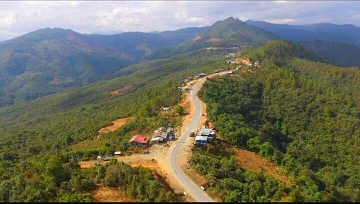 ChinHumanRights's tweet photo. Reports of SAC soldiers burning Tinam Village on Hakha-Gangaw highway as villagers observe smokes rising above their villages from their jungle hideouts nearby. Nearly 200 households from Tinam &amp; nearby Lamtuk combined are in hiding for the last 3 days as soldiers sweep the areas https://t.co/Euuz6ESp2T