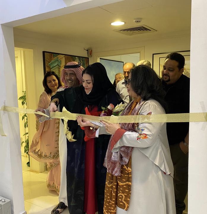 SabihaMajeed's tweet photo. Opening night, my solo at Synergy Art Hub thank you @HudaAlomar 💐💐🌈🥰#saudiartist #riyadhexhibition #art #mocksa #dqliving https://t.co/hMmxviJ5Rx