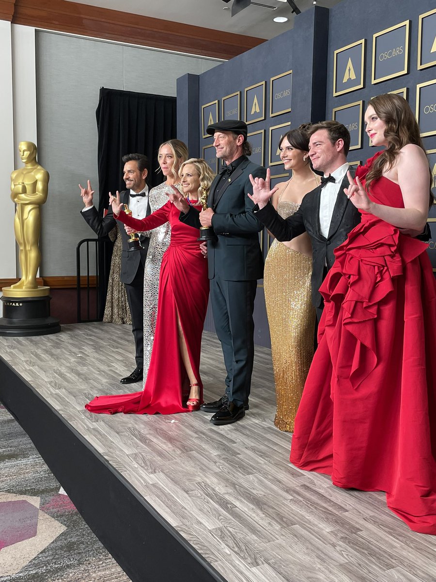 MarleeMatlin's tweet photo. #CODA Best Picture of the Year!! Thank you @AppleTVPlus and the entire cast, crew and the producers. And hold on. More pictures are coming! https://t.co/zf0NueUOHu