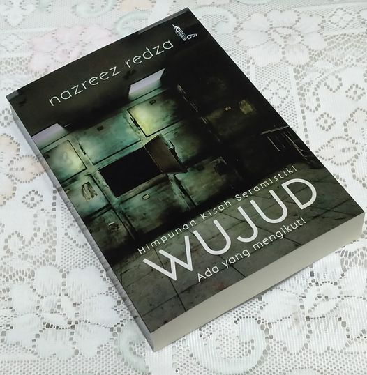 Masih ada stok! Wujud karya <a href="/NazreezR/">Nazreez Redza</a> dan Instafamous Masuk Kampung <a href="/iqmalizzat_/">Iqmal Izzat | Novelis Designer</a> masih menjadi pilihan ramai. 

Jangan terlepas peluang mendapatkannya di Shopee MS, shopee.com.my/menaraseni