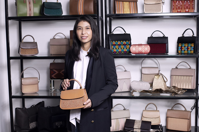 registry_e's tweet photo. https://t.co/fvI5vhoefh
watch on : https://t.co/zkqrAIyVuS

#registrye #newsfeed #luxury #fashion #accesories #lungsin #traditional #taslungsin https://t.co/EB19RW14aj