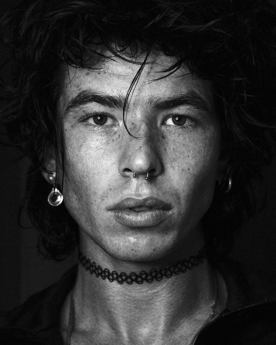 caifoxleplaw's tweet photo. Behind the scenes light test in colour and black and white. 
Wearing @adidas / @adidasoriginals and an earring I woke up with this morning 🤷‍♂️

#jxlom #ByronBaes #Netflix #photographers #NFTartists #ArtistOnTwitter https://t.co/eD9MxeOSYb