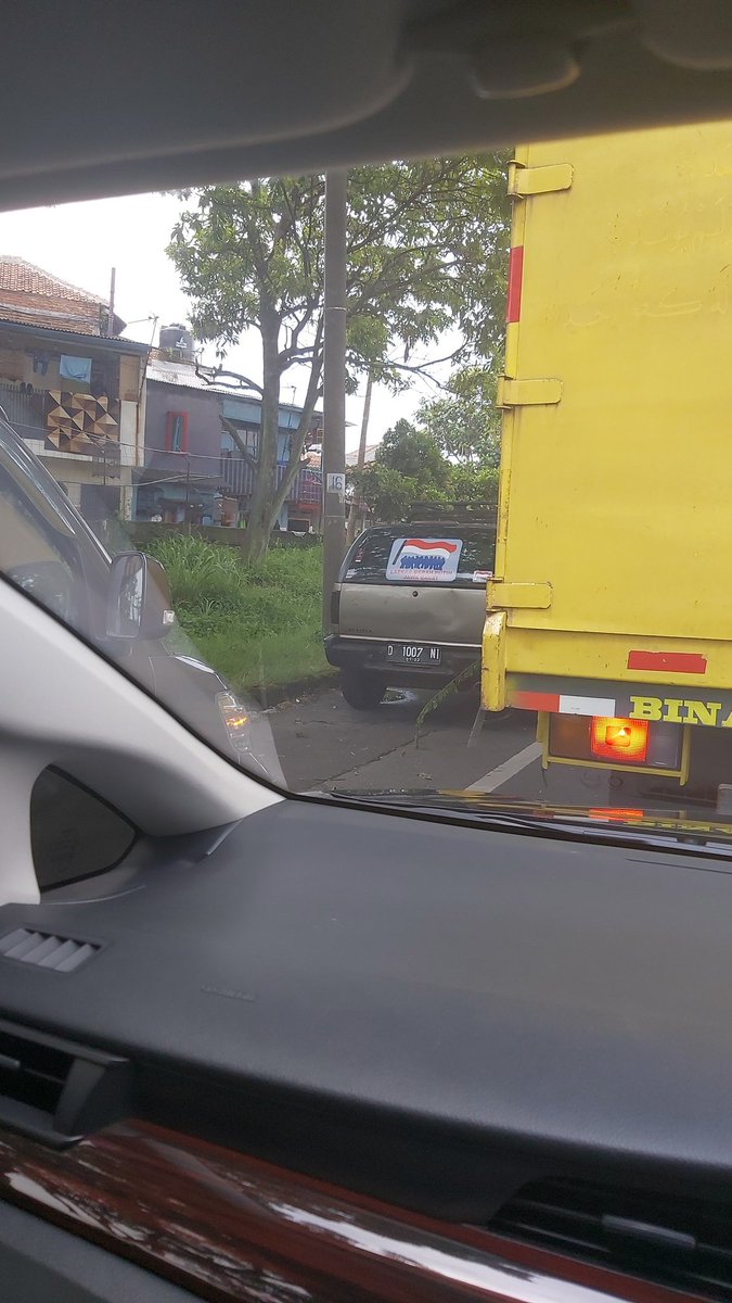 ng5758's tweet photo. Ada mobil mogok di pintu keluar tol pasir koja, jadi bikin macet banget @PRFMnews tolong bantuan pihak terkait https://t.co/2c7FL4e2fL