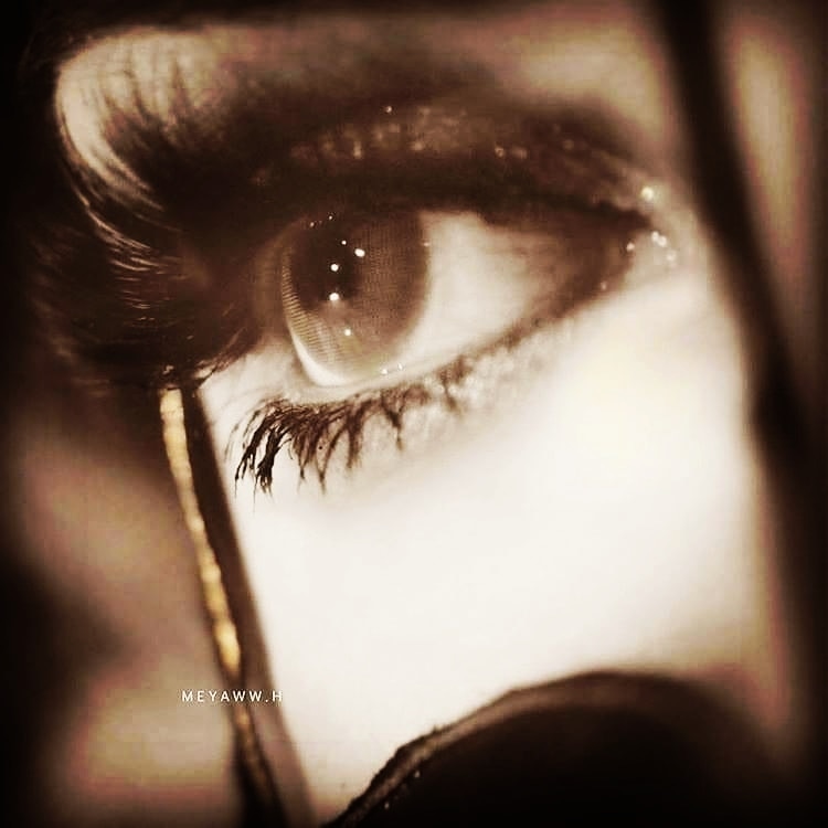 - أواجه صعوبة في تقبّل الأشخاص الذين انتهوا من حياتي يومًا ما ، حتى لو أنهم أتوني بصورة أُخرى تفوق روعة صورتهم الأولى ، لا أستطيع التعايش مع ذات الشخص مرتين .