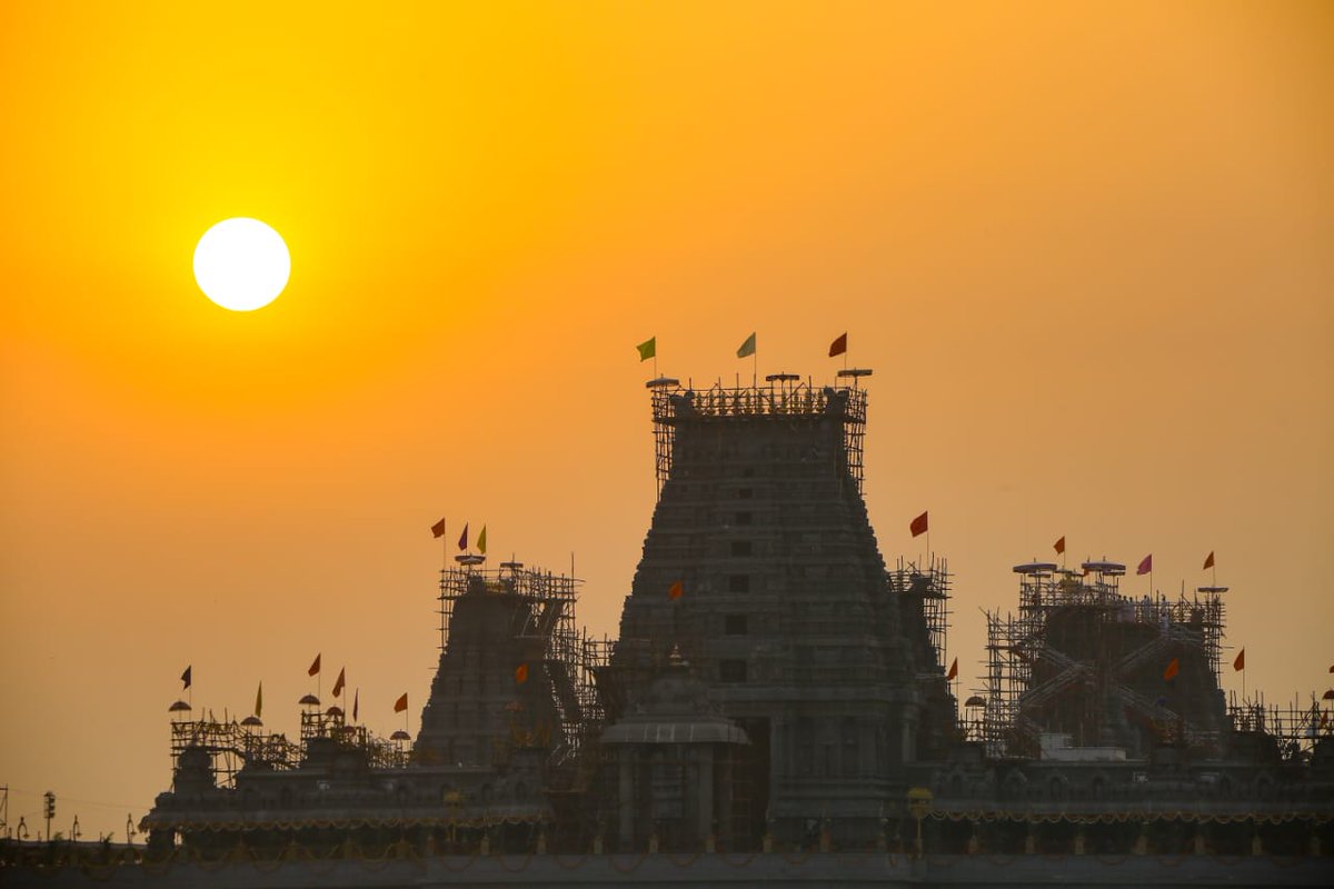 JoguRamannaBRS's tweet photo. ఇదిగో.. నవ వైకుంఠం🕉️🚩

ముఖ్యమంత్రి కేసీఆర్ గారి దృఢ సంకల్పంతో చరిత్రలో నిలిచిపోయేలా పునర్నిర్మితమైన దివ్యధామం యాదాద్రి శ్రీ లక్ష్మీ నరసింహస్వామి వారి దేవాలయం.

ఇంతటి మహా ఆలయాన్ని పునర్నిర్మించిన కేసీఆర్ గారి పేరు చరిత్రపుటల్లో చిరస్థాయిగా నిలిచిపోతుంది.

#Yadadri https://t.co/HyzXJnwwbd