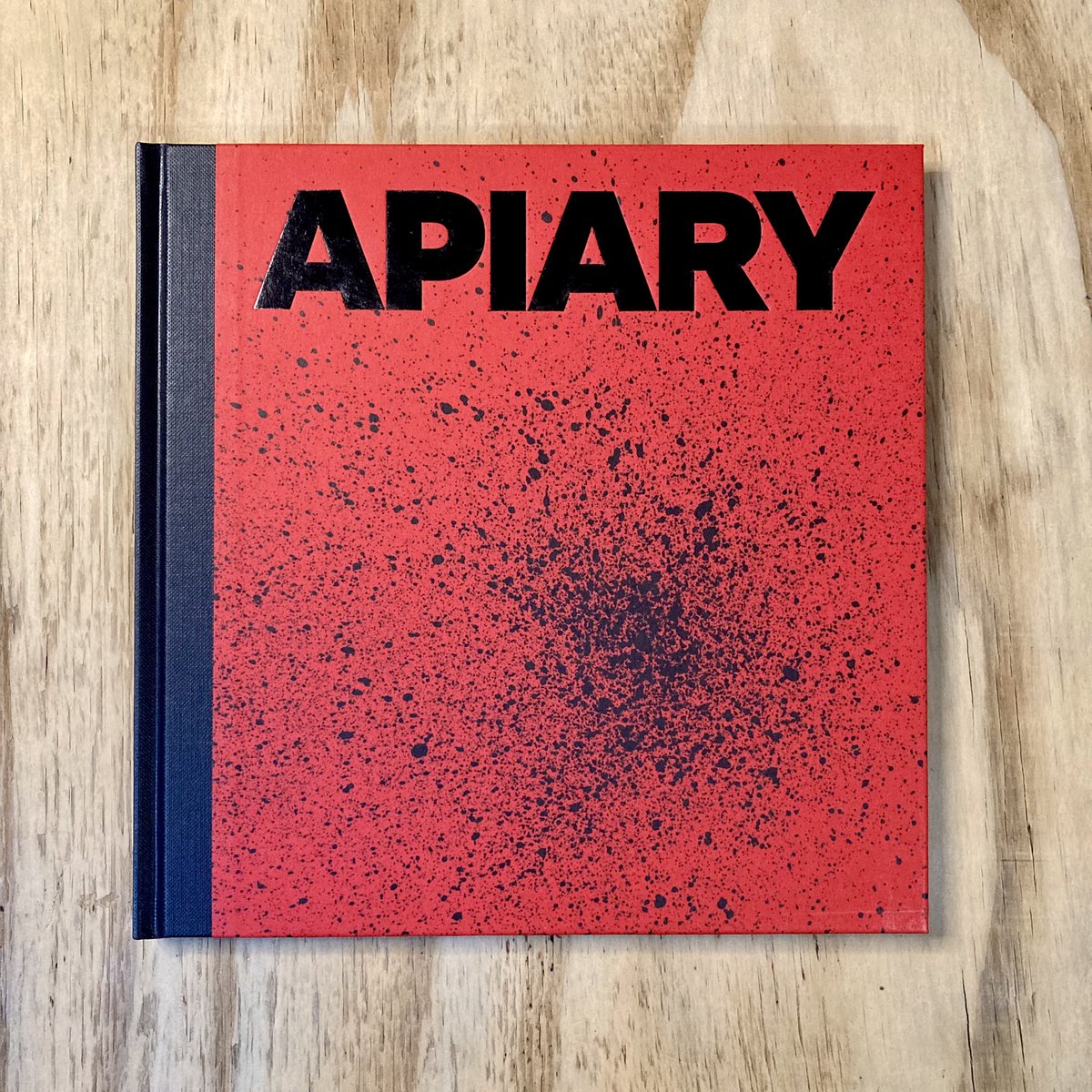 photobookjunkee's tweet image. 📚Photobook recommendation!

From the store:

Apiary by @Robin__Friend - published by @jointsloose 2021

More info/purchase here:
photobookjunkies.com/product/robin-…

#photobookstwitter 🖤