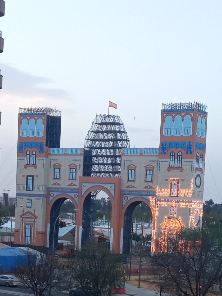 guijarrocio's tweet photo. Primicia del alumbrado de la @Feriade_Abril 
Ya se apuntan maneras de una @PortadasdeFeria de Francisco Javier Navarro de Pablos
@Ayto_Sevilla 
@Feria_deAbril https://t.co/qFPk2P9gqe